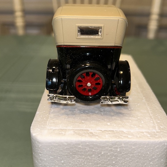 National Motor Museum Mint Golden Age of Ford 1927 Model T Touring Car- NEW - Picture 5 of 7